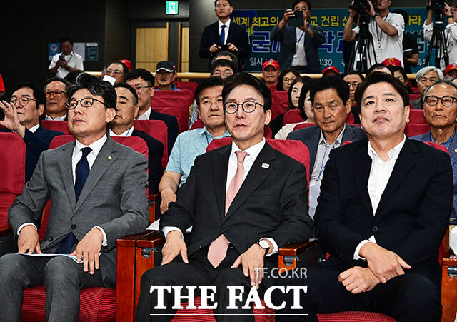 김민석 더불어민주당 대표(왼쪽 다섯번째)가 22일 오전 서울 여의도 국회 의원회관 제2소회의실에서 열린 국군사관학교 창설 신속추진촉구 범국민결의대회에 참석해 기념사진 촬영을 하고 있다. /국회=배정한 기자