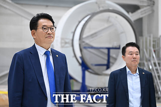 송영길 더불어민주당 의원(왼쪽)이 22일 오전 인천 영종구 대한항공엔진테스트셀을 방문해 시설현황을 보고 받은 후 유종석 대한항공 부사장(오른쪽)과 대화하고 있다. /인천=남윤호 기자