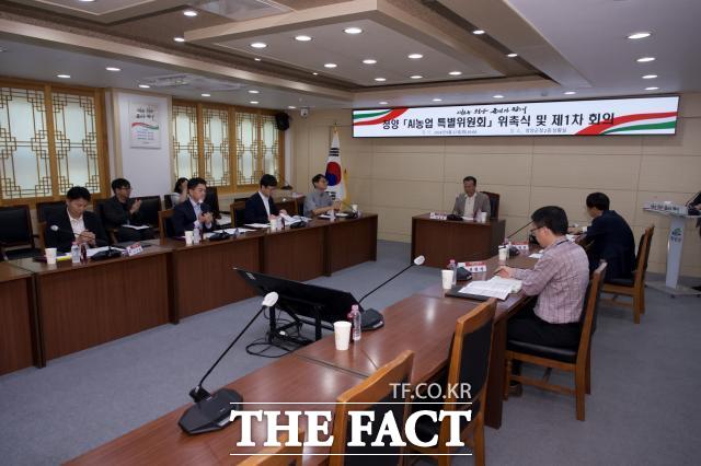 청양군이 22일 군청 상황실에서 'AI 농업 특별위원회'를 구성하고 위원 위촉식과 함께 '청양형 AI 농업로봇 실증단지' 조성을 위한 첫 회의를 열고 있다. /청양군