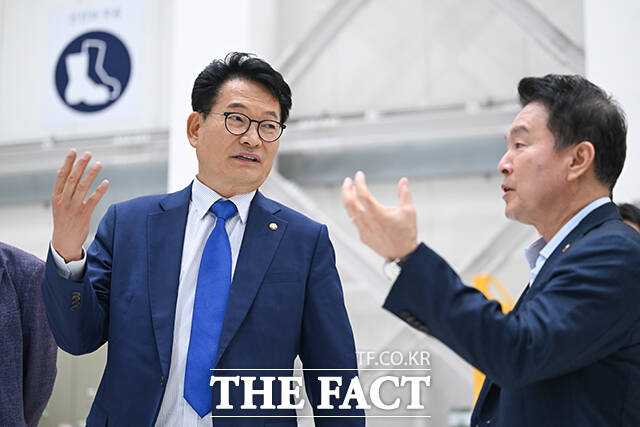 송영길 더불어민주당 의원(왼쪽)이 22일 오전 인천 영종구 대한항공엔진테스트셀을 방문해 시설현황을 보고 받은 후 유종석 대한항공 부사장(오른쪽)과 대화하고 있다. /인천=남윤호 기자