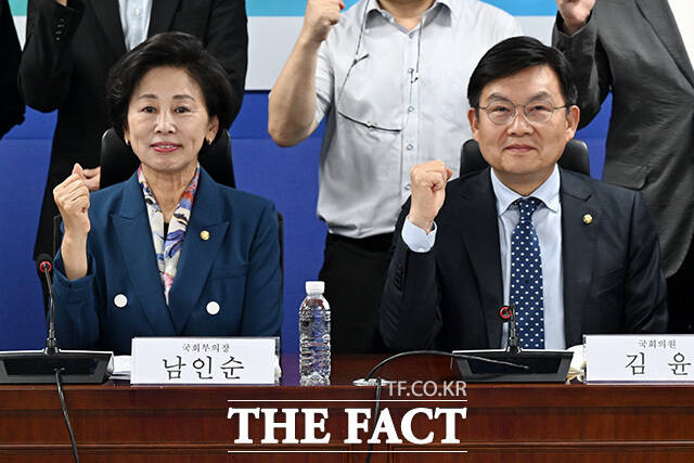 토론회 참석해 인사말 하는 남인순 국회부의장(가운데).