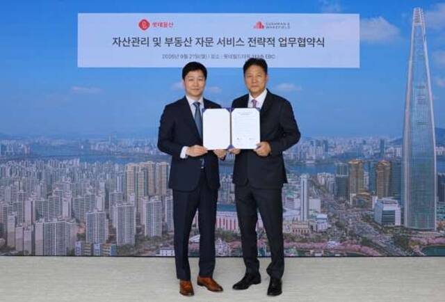 장재훈 롯데물산 대표(왼쪽)와 황점상 쿠시먼앤드웨이크필드코리아 대표가 지난 21일 서울 송파구 롯데월드타워에서 부동산 서비스 협력 MOU를 체결하며 기념 촬영을 하고 있다. /롯데물산