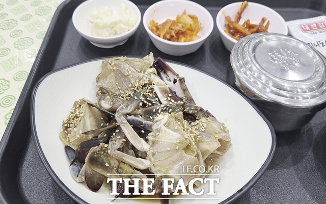 21일 저녁 여수 세계 섬 박람회에서 주문한 간장게장 정식은 1만4900원이었지만, 게장 한 접시와 밥, 김치, 말랭이가 전부였다. 간도 지나치게 강해 입맛에는 맞지 않았다. /여수=오승혁 기자