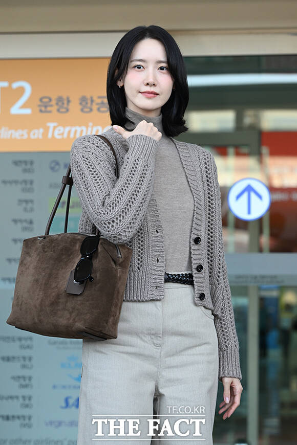 배우 임윤아가 22일 오전 밀란 패션위크 참석을 위해 인천국제공항에 도착해 이탈리아 밀라노 출국하고 있다. /인천국제공항=김성렬 기자