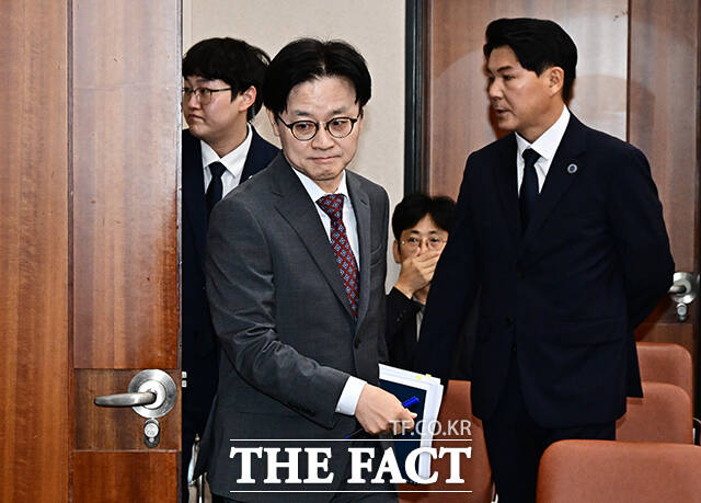 김정관 산업통상부 장관이 22일 오전 서울 여의도 국회에서 열린 산업통상자원중소벤처기업위원회 전체회의에 출석해 대미 투자 사전 보고를 하고 있다. /국회=배정한 기자