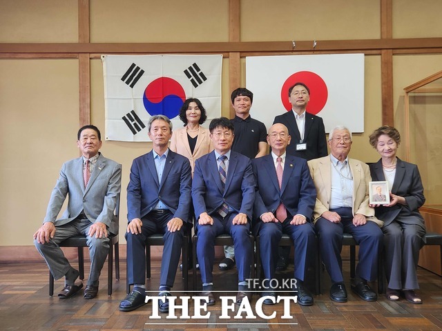 영암군 덕진면과 일본 야무구치현 하기시가 2003년 자매결연을 맺고 기념촬영을 하고 있다. /영암군