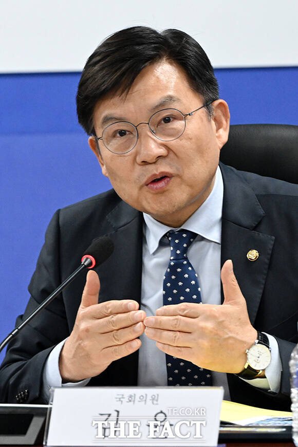 토론회 참석해 인사말 하는 남인순 국회부의장(가운데).