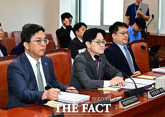 김정관 산업통상부 장관이 22일 오전 서울 여의도 국회에서 열린 산업통상자원중소벤처기업위원회 전체회의에 출석해 대미 투자 사전 보고를 하고 있다. /국회=배정한 기자
