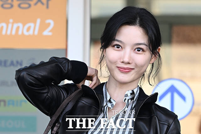 배우 김유정이 22일 오전 '브루넬로 쿠치넬리 27SS 여성 프레젠테이션' 참석을 위해 인천국제공항에 도착해 이탈리아 밀라노 출국을 앞두고 취재진과 팬들에게 포즈를 취하고 있다. /인천국제공항=김성렬 기자
