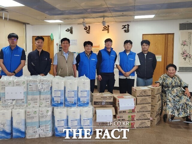 광주환경공단 직원들이 지난 17일 광산구 사회복지시설을 찾아 생필품을 전달하고 시설물 안전 점검을 했다. / 광주환경공단