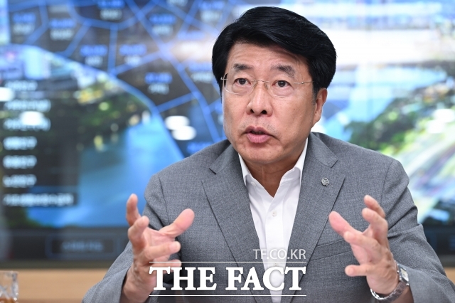 서강석 송파구청장이 21일 서울 송파구청 집무실에서 더팩트와 인터뷰를 하고 있다. /남윤호 기자