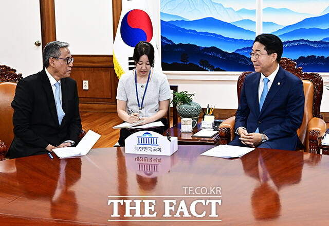 조정식 국회의장이 22일 오후 서울 여의도 국회에서 체쳅 헤라완 주한 인도네시아 대사(왼쪽)를 접견하며 인사말을 하고 있다. /국회=배정한 기자