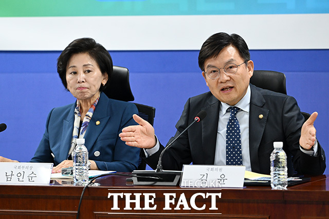 토론회 참석해 인사말 하는 남인순 국회부의장(가운데).