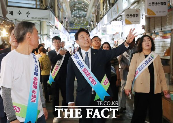 전문학 대전시 서구청장은 22일 한민시장을 방문해 민생현장을 살피고 있다. /대전 서구