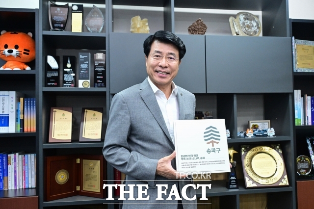 서강석 송파구청장이 21일 서울 송파구청 집무실에서 더팩트와 인터뷰를 하고 있다. /남윤호 기자