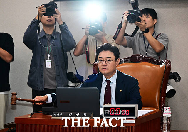 김성원 산자위원장이 22일 오전 서울 여의도 국회에서 열린 산업통상자원중소벤처기업위원회 전체회의에 참석해 안건을 상정하고 있다. /국회=배정한 기자