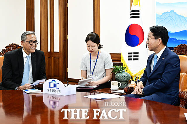조정식 국회의장이 22일 오후 서울 여의도 국회에서 체쳅 헤라완 주한 인도네시아 대사(왼쪽)를 접견하며 인사말을 하고 있다. /국회=배정한 기자