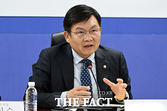토론회 참석해 인사말 하는 남인순 국회부의장(가운데).