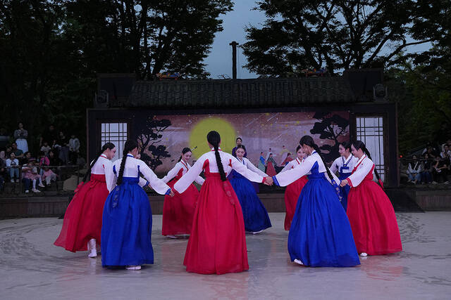 추석이 다가오면서 유통업계가 명절 분위기를 느낄 수 있는 풍성한 볼거리와 이벤트를 잇달아 선보이고 있다. 한국민속촌은 선조들의 추석 풍경과 세시풍속을 직접 경험하도록 행사를 준비하고 있다. /한국민속촌
