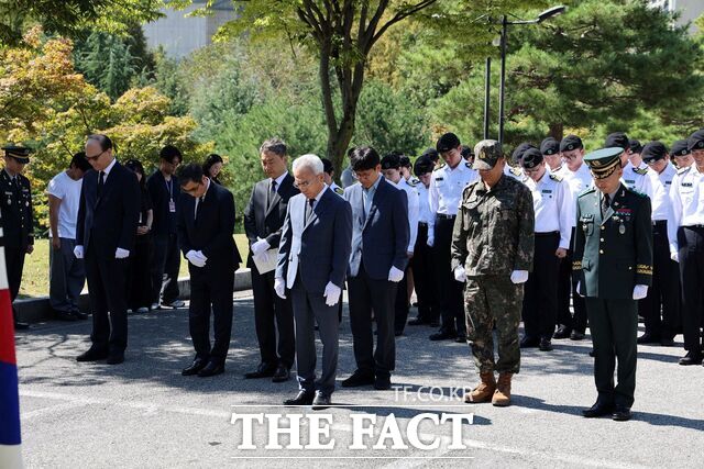 22일 목원대 윌리엄 해밀턴 쇼 대위 흉상 앞에서 오재덕 대전지방보훈청장과 이희학 목원대 총장을 미롯한 관계자들이 '쇼 대위 전사 76주기' 헌화와 묵념을 하며 고인의 넋을 기리고 있다. /목원대