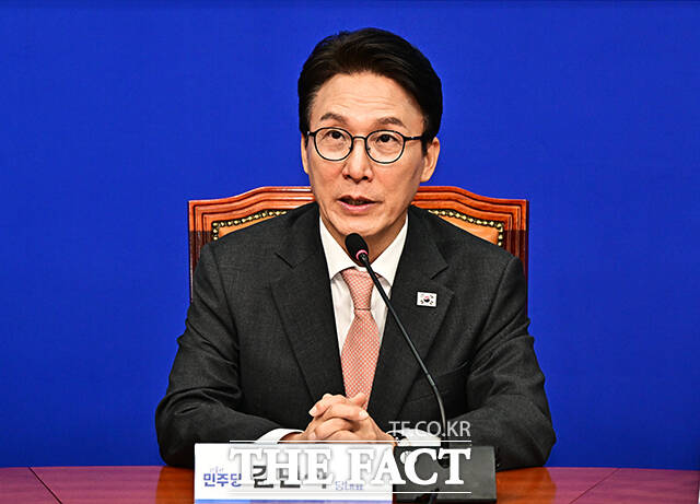 김민석 더불어민주당 대표(가운데)가 22일 오전 서울 여의도 국회에서 열린 전작권환수추진단 출범식에 참석해 기념사진 촬영을 하고 있다. /국회=배정한 기자