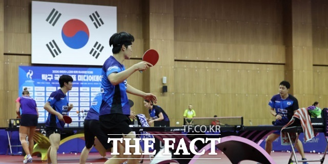 한국 남녀 탁구 대표팀이 2026 아이치·나고야 아시안게임 단체전에서 나란히 준결승에 진출했다. 두 팀은 오는 23일 일본과 결승 진출을 놓고 맞붙는다. 사진은 충북 진천선수촌에서 열린 미디어데이에서 탁구 대표팀 선수들이 공개훈련을 하는 모습. /진천=뉴시스