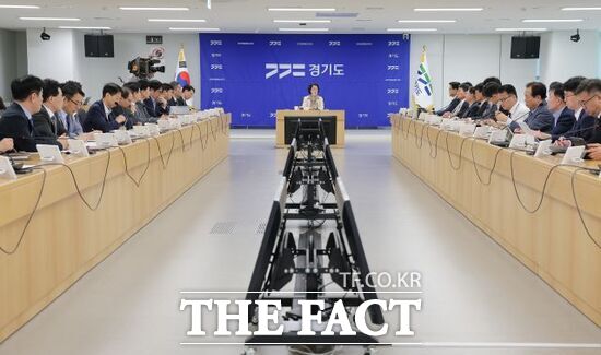 추미애 경기도지사(가운데)가 22일 처음으로 생중계된 도지사 주재 월간회의에서 지난 2024년 제정된 경기도 재정건전화 조례를 본격적으로 시행하겠다는 의지를 밝히고 있다. /경기도
