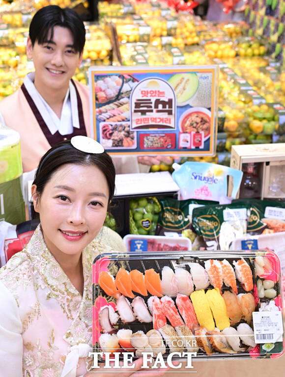 이마트가 추석 명절 연휴를 맞아 할인 행사를 여는 가운데, 22일 서울 용산구 이마트 용산점을 찾은 소비자들이 장을 보고 있다.