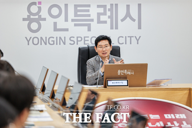 이상일 용인시장이 22일 시청 영상회의실에서 열린 간부공무원회의에서 공직자들에게 적극행정과 추석 연휴 비상대응체계 점검을 당부하고 있다. /용인시