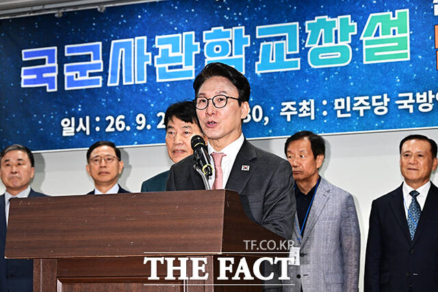 김민석 더불어민주당 대표(왼쪽 다섯번째)가 22일 오전 서울 여의도 국회 의원회관 제2소회의실에서 열린 국군사관학교 창설 신속추진촉구 범국민결의대회에 참석해 기념사진 촬영을 하고 있다. /국회=배정한 기자