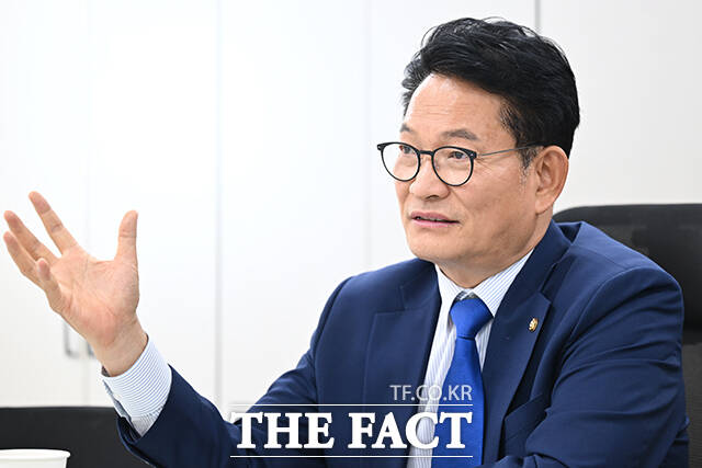 송영길 더불어민주당 의원(왼쪽)이 22일 오전 인천 영종구 대한항공엔진테스트셀을 방문해 시설현황을 보고 받은 후 유종석 대한항공 부사장(오른쪽)과 대화하고 있다. /인천=남윤호 기자