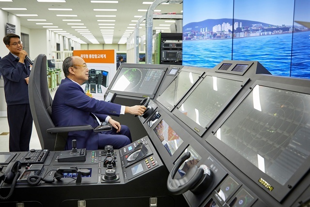 김승연 한화그룹 회장이 한화시스템 구미사업장을 방문해 콕핏(Cockpit)형 통합함교체계(IBS) 운영 시연을 하고 있다. /한화