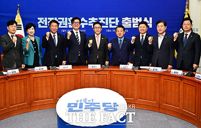 김민석 더불어민주당 대표(가운데)가 22일 오전 서울 여의도 국회에서 열린 전작권환수추진단 출범식에 참석해 기념사진 촬영을 하고 있다. /국회=배정한 기자