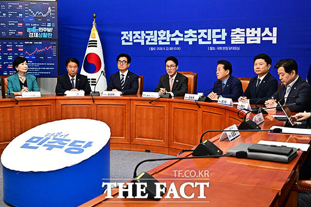 김민석 더불어민주당 대표(가운데)가 22일 오전 서울 여의도 국회에서 열린 전작권환수추진단 출범식에 참석해 기념사진 촬영을 하고 있다. /국회=배정한 기자
