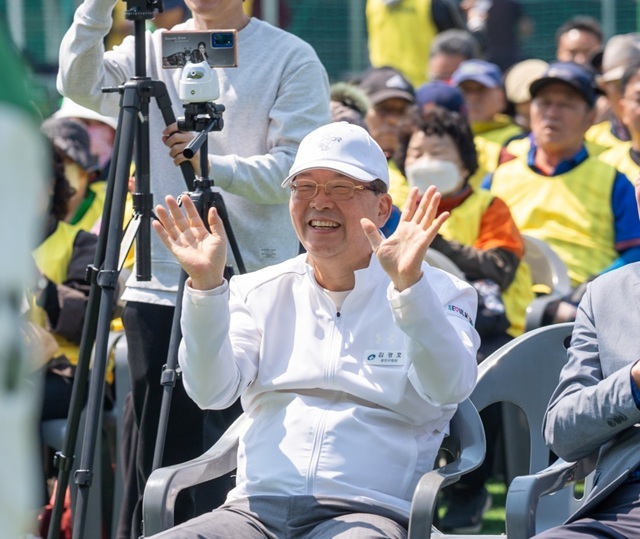 서울 광진구는 오는 29일 아차산배수지체육공원 축구장에서 '제3회 광진구 장애인 생활체육대회'를 연다고 22일 밝혔다. 사진은 지난해 대회에 참석한 김경호 광진구청장 모습. /광진구