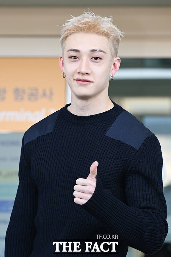 그룹 스트레이 키즈 방찬이 22일 오후 ‘밀라노 패션 위크 펜디 SS27 쇼’ 참석을 위해 인천국제공항에 도착해 이탈리아 밀라노 출국을 앞두고 취재진과 팬들에게 포즈를 취하고 있다. /인천국제공항=김성렬 기자