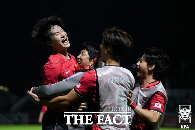 아시안게임 축구대표팀 신민하가 22일 사우디아라비아전에서 후반 헤더 선제골을 터뜨린 뒤 동료들과 기쁨을 표시하고 있다./나고야(일본)=KFA