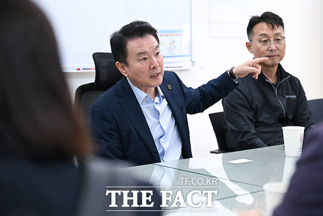 송영길 더불어민주당 의원(왼쪽)이 22일 오전 인천 영종구 대한항공엔진테스트셀을 방문해 시설현황을 보고 받은 후 유종석 대한항공 부사장(오른쪽)과 대화하고 있다. /인천=남윤호 기자