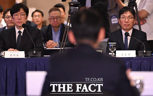 배경훈 부총리 겸 과학기술정보통신부 장관과 김유연 네이버클라우드 대표 등 컨소시엄 관계자들이 22일 오후 서울 중구 소공동 더그랜드롯데 서울에서 열린 사이버보안 특화 AI 모델 개발사업 착수간담회에 참석해 기념촬영하고 있다.