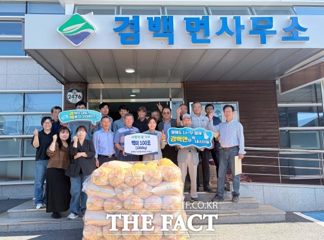 전남광주 보성군 겸백면 조병상 이장이 이웃을 위해 백미 10kg들이 100포를 기탁했다. /보성군