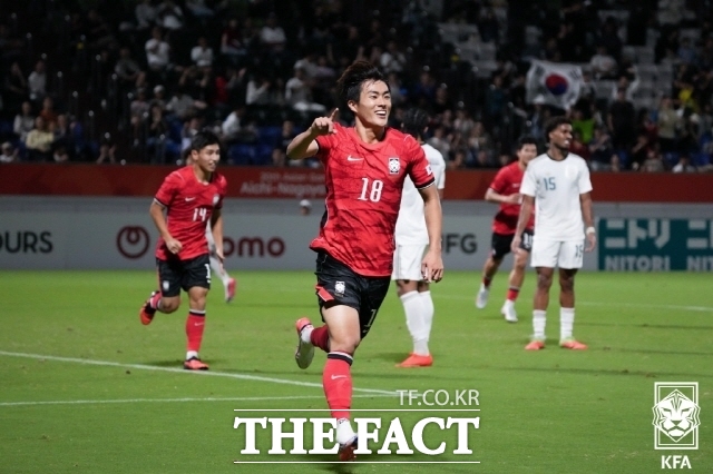 아시안게임 축구대표팀 포워드 김명준이 후반 23분 헤더로 2-0으로 달아나는 쐐기골을 터뜨린 뒤 기뻐하고 있다./나고야(일본)=KFA