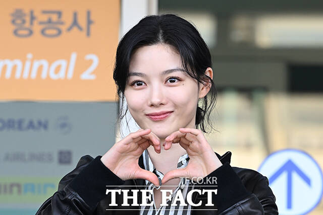 배우 김유정이 22일 오전 '브루넬로 쿠치넬리 27SS 여성 프레젠테이션' 참석을 위해 인천국제공항에 도착해 이탈리아 밀라노 출국을 앞두고 취재진과 팬들에게 포즈를 취하고 있다. /인천국제공항=김성렬 기자