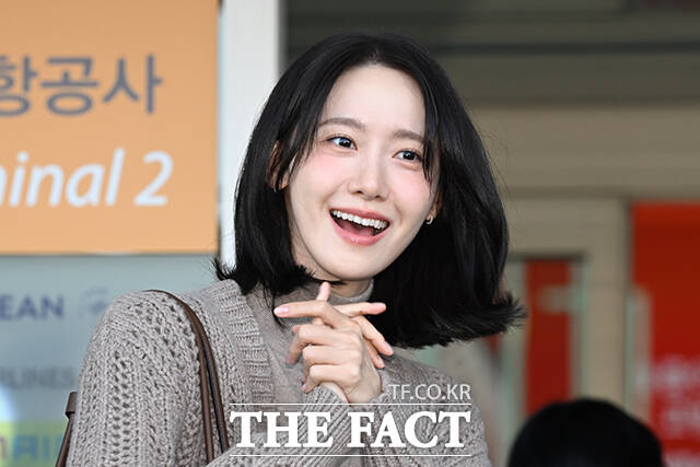 배우 임윤아가 22일 오전 밀란 패션위크 참석을 위해 인천국제공항에 도착해 이탈리아 밀라노 출국하고 있다. /인천국제공항=김성렬 기자