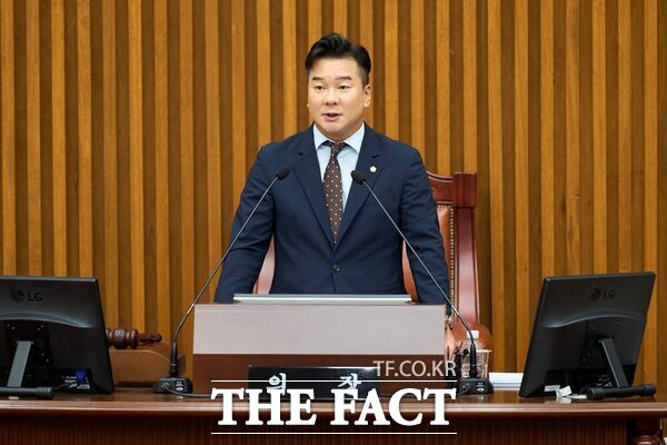 대전시 서구의회가 22일 제299회 제1차 정례회 제2차 본회의에서 2025회계연도 결산 승인안과 2026년도 제2회 추가경정예산안, 조례안 등 43건의 안건을 처리하고 폐회했다. 강정수 의장이 폐회를 선언하고 있다. /대전 서구의회