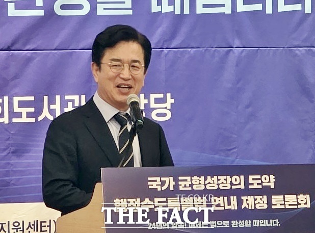 허태정 대전시장이 22일 국회에서 열린 행정수도특별법 연내 제정 토론회에서 축사를 하고 있다. /김형중 기자