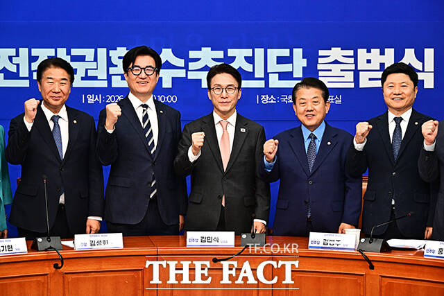 김민석 더불어민주당 대표(가운데)가 22일 오전 서울 여의도 국회에서 열린 전작권환수추진단 출범식에 참석해 기념사진 촬영을 하고 있다. /국회=배정한 기자