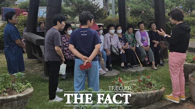 전남광주시 강진군이 추석 연휴를 앞두고 어르신들을 대상으로 호흡기감염병 예방수칙을 홍보하고 있다. /강진군