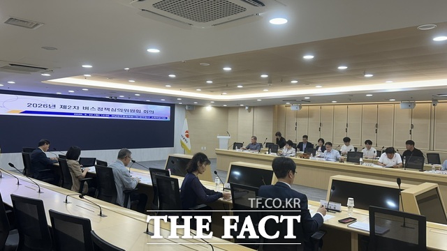 전남광주시는 22일 광주청사에서 광주권시내버스 노선 개편안을 심의·의결해 오는 10월 31일부터 시행에 들어간다고 밝혔다. /전남광주시