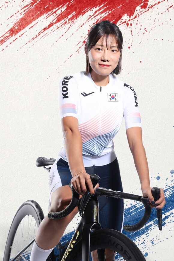 장수지(사진), 이주은, 이주미는 22일 오전 9시 일본 아이치현 신시로 서킷 코스에서 열리는 2026 아이치·나고야 아시안게임 여자 도로경주에 출전해 메달 획득을 노린다. /네이버스포츠 캡처