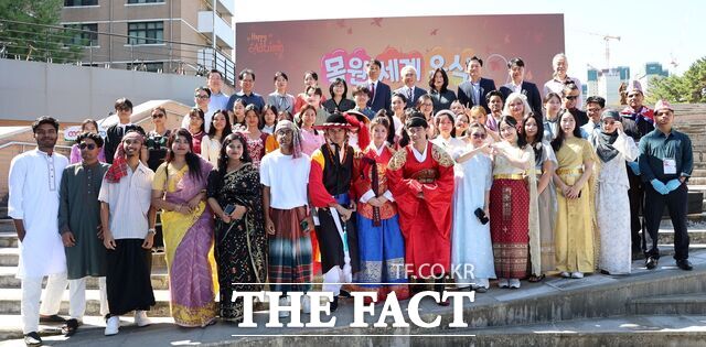 22일 목원대에서 열린 '2026학년도 외국인 유학생 세계음식문화축제'에 참여한 각국의 유학생들이 기념촬영을 하고 있다. /목원대